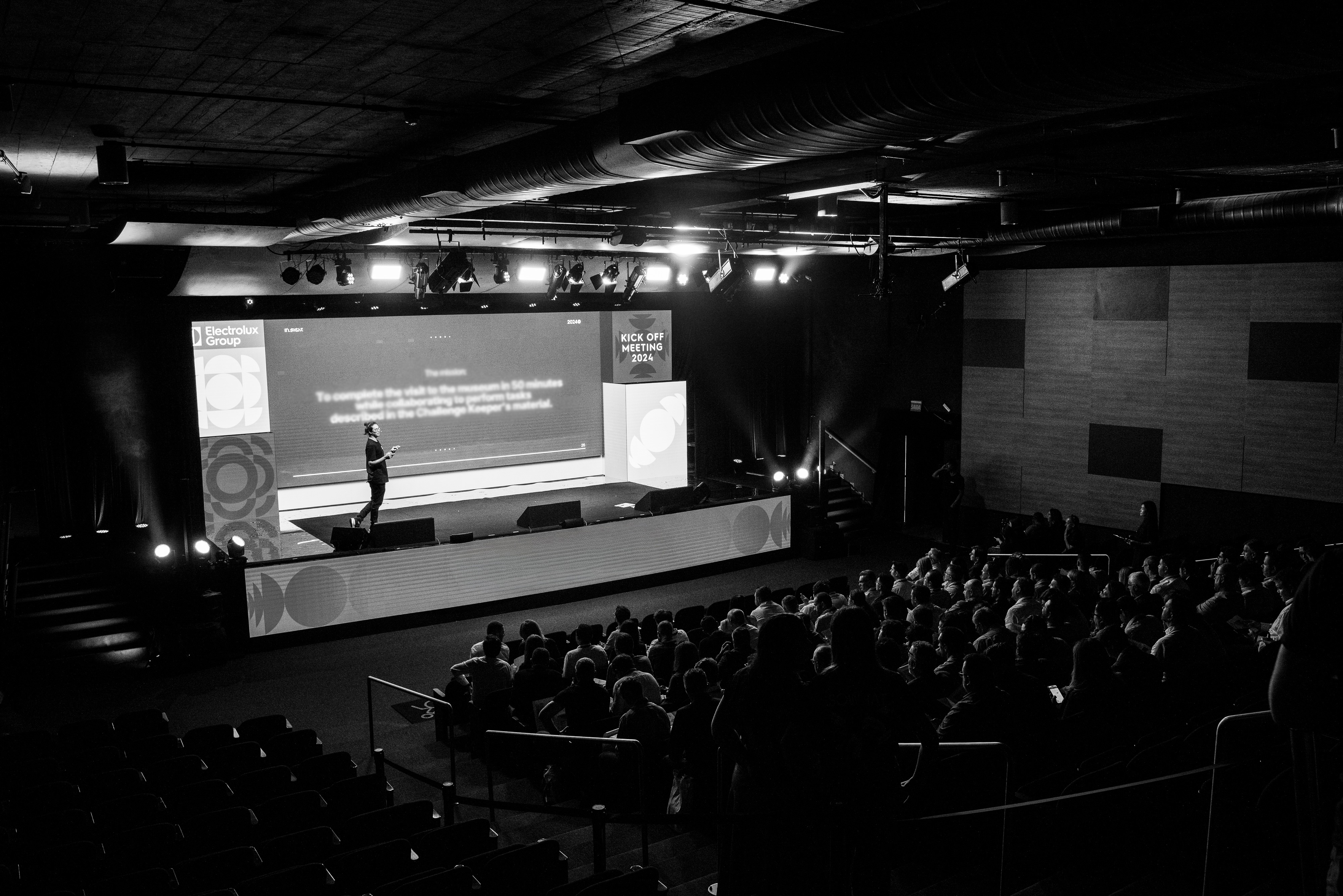 Guilherme Tanaka no palco conduzindo a palestra Como construir times para a era da mudança?