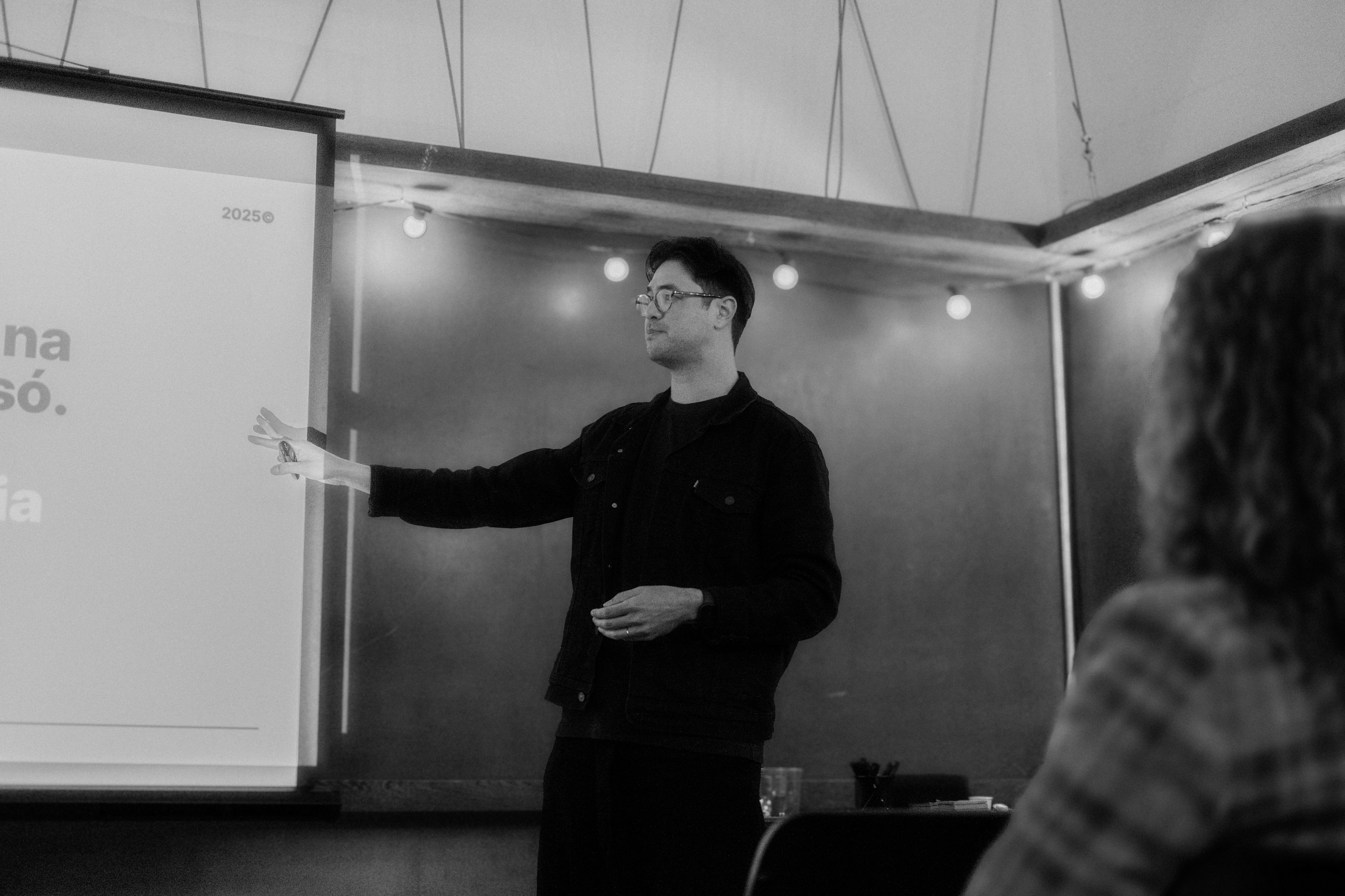 Guilherme Tanaka conduzindo facilitação e alinhamento de times